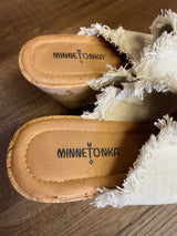 Minnetonka Women's York Wedge Sandals (8)