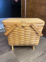 Longaberger 2000 Lidded Picnic Basket