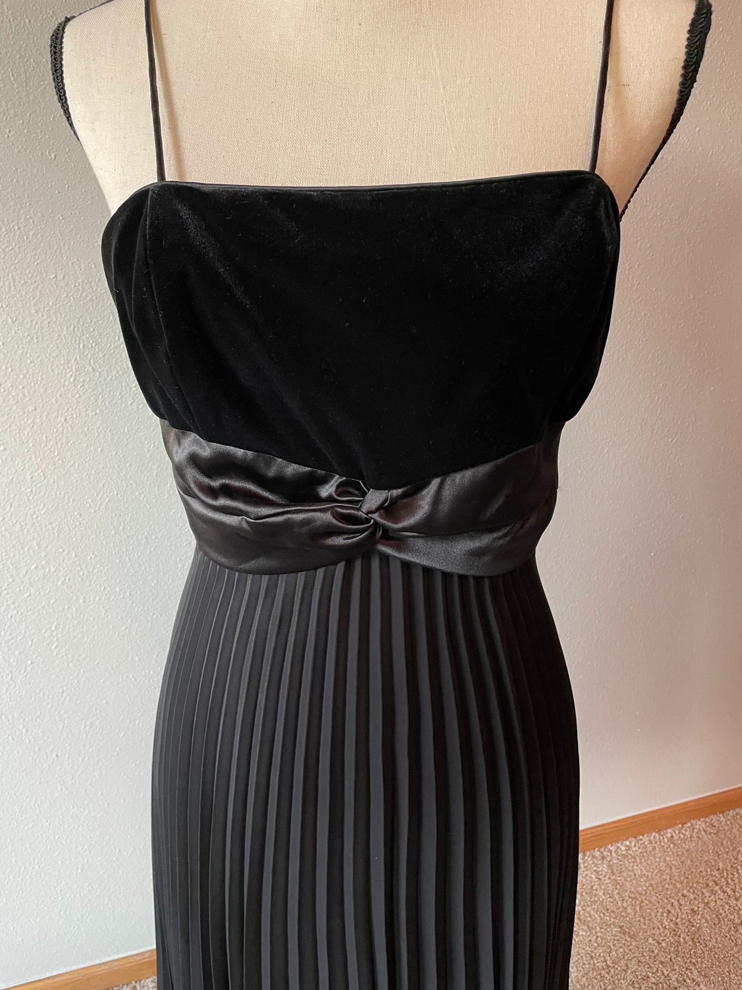 Alex Evenings Velvet and Pleat Dress (6P)