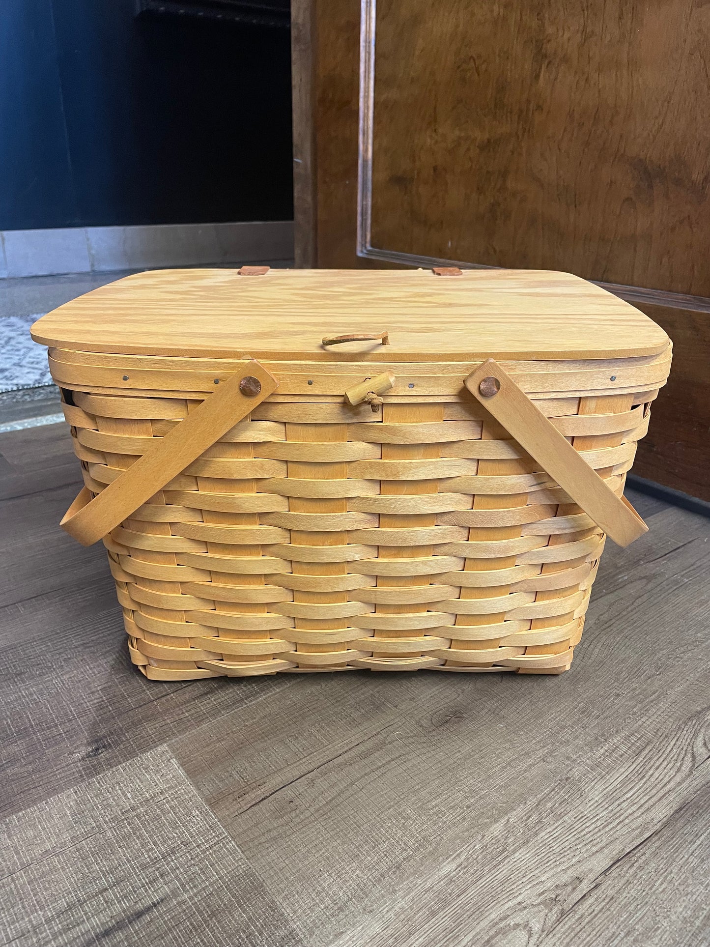 Longaberger 2000 Lidded Picnic Basket