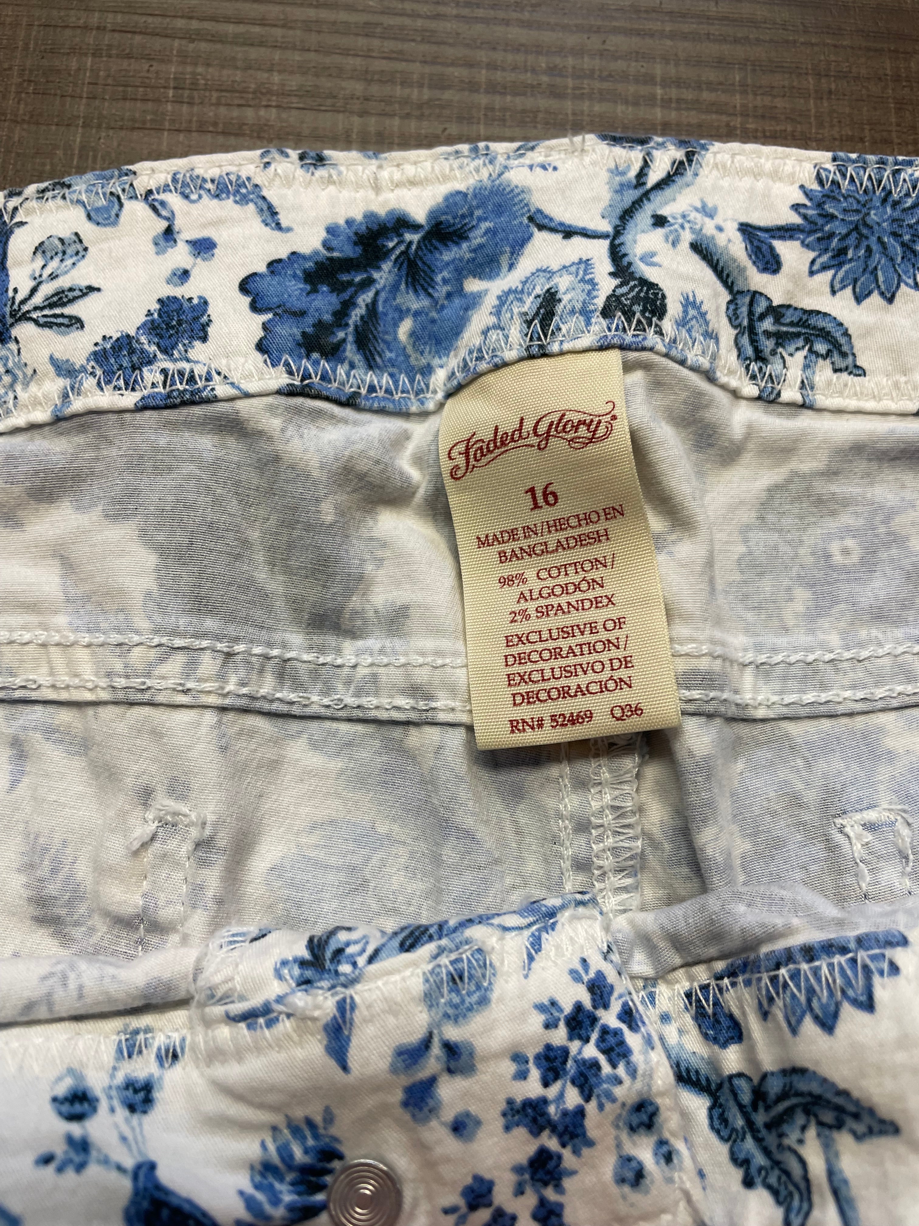 Faded Glory Blue Floral Capris (16)