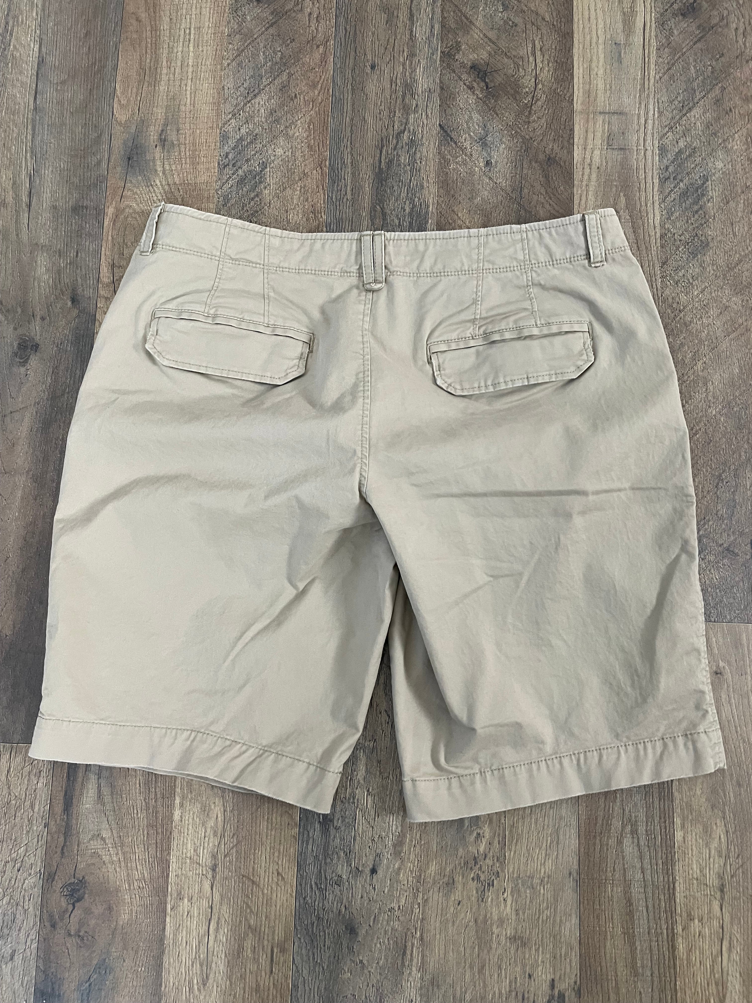 Old Navy Low Rise Women's Bermuda Shorts (12) - BinxBerry Consignment