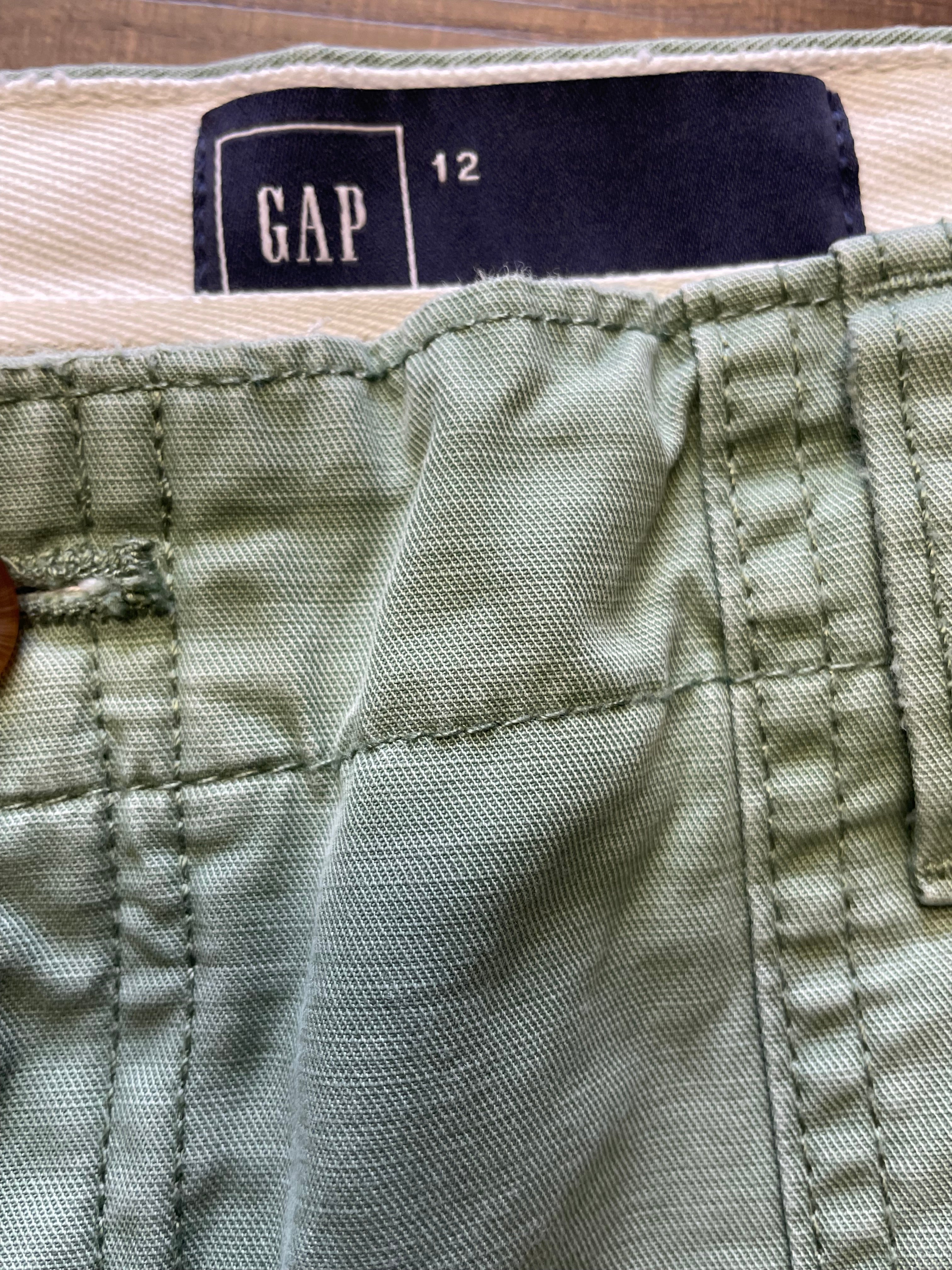 GAP GF Roll Women's Utility Shorts in Twig (12) - BinxBerry Consignment