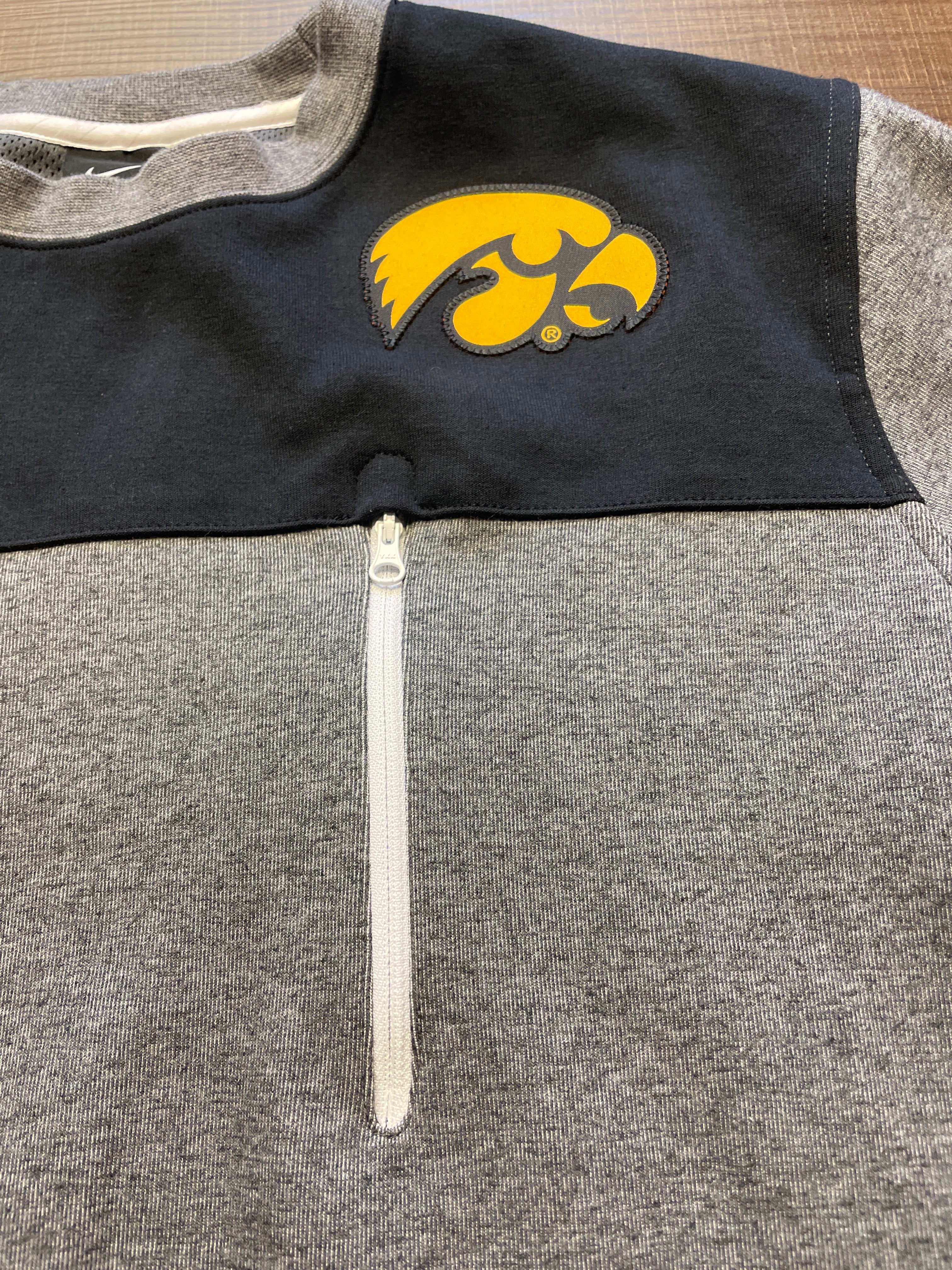 Nike Men's Iowa Hawkeye Sweatshirt (XL)