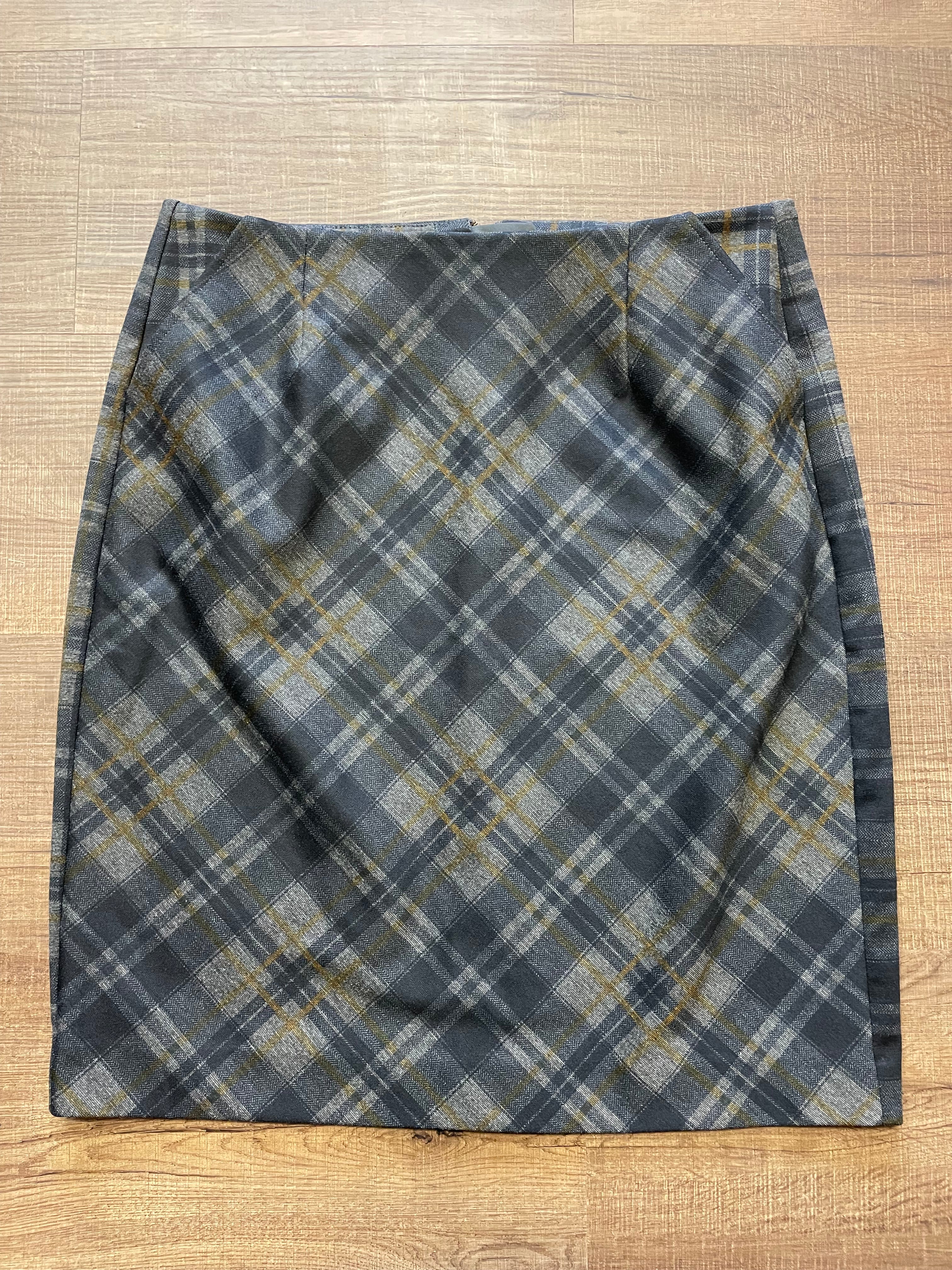 Cabi Plaid Pocketed Skirt (6) - BinxBerry Consignment