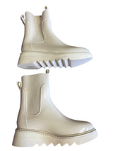 These are Dolce Vita Tropic H2O Rain Boots (9)