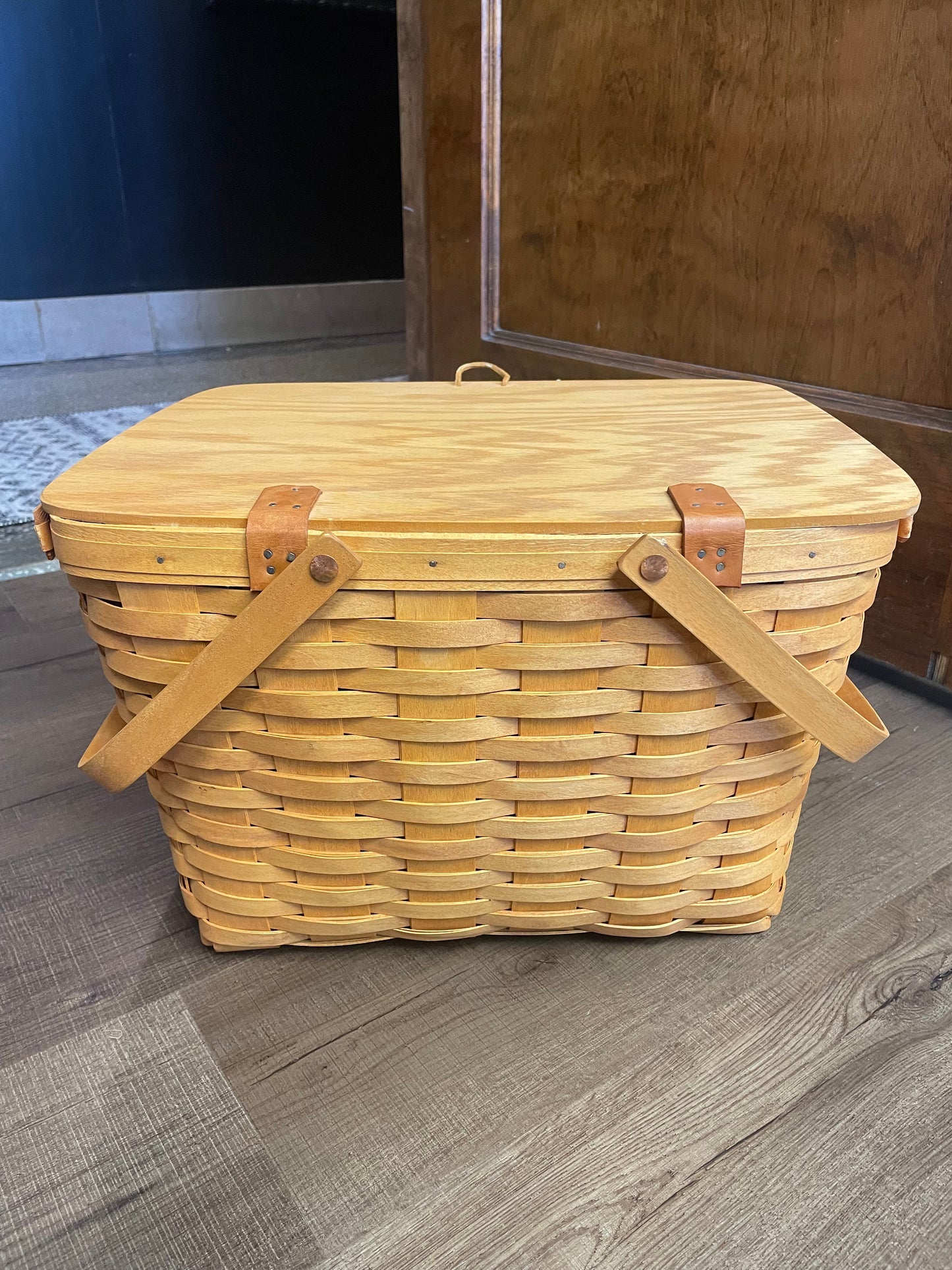 Longaberger 2000 Lidded Picnic Basket