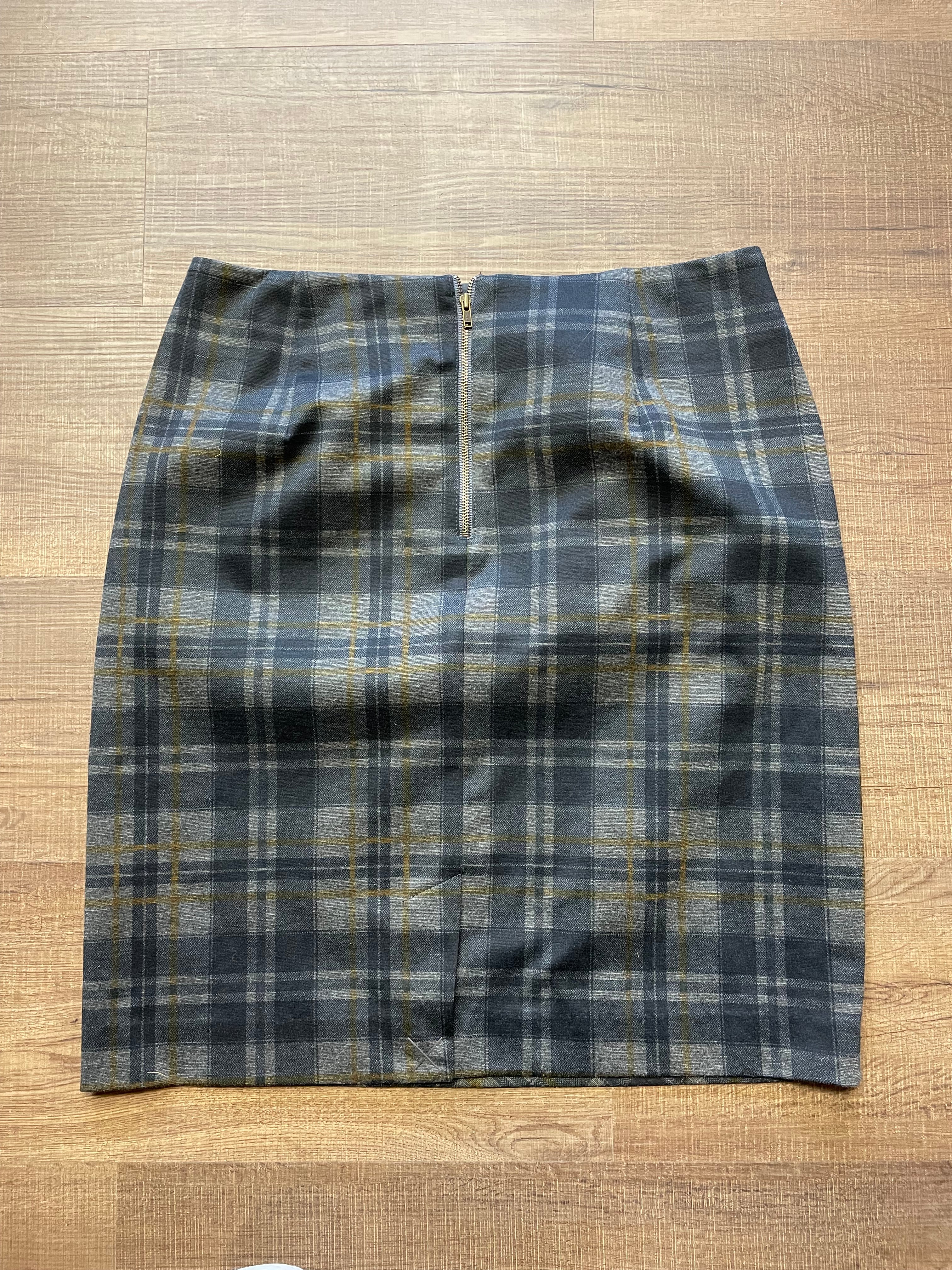 Cabi Plaid Pocketed Skirt (6) - BinxBerry Consignment