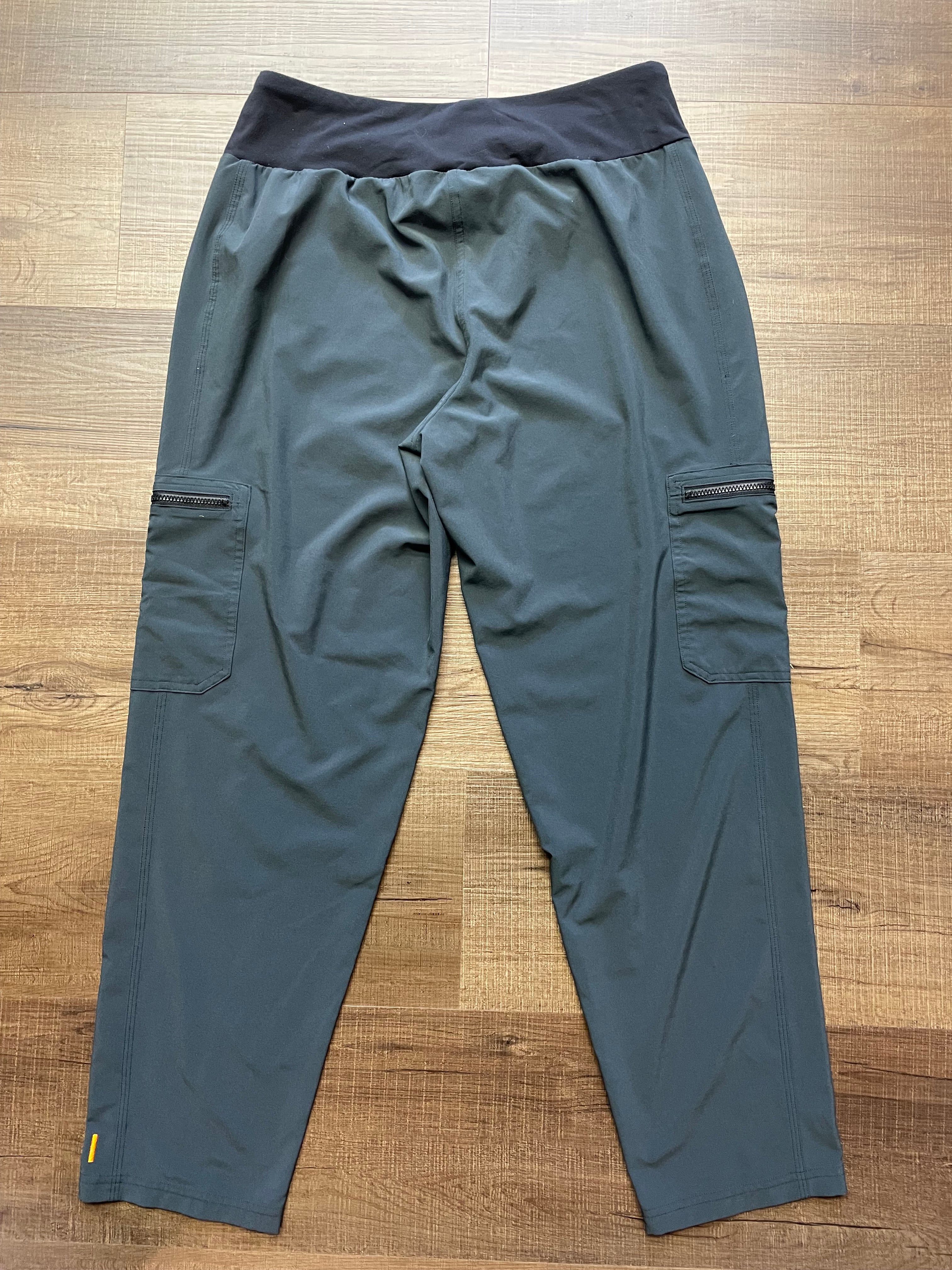 Lucy Regular Fit Women's Crop Cargo Pants (S)