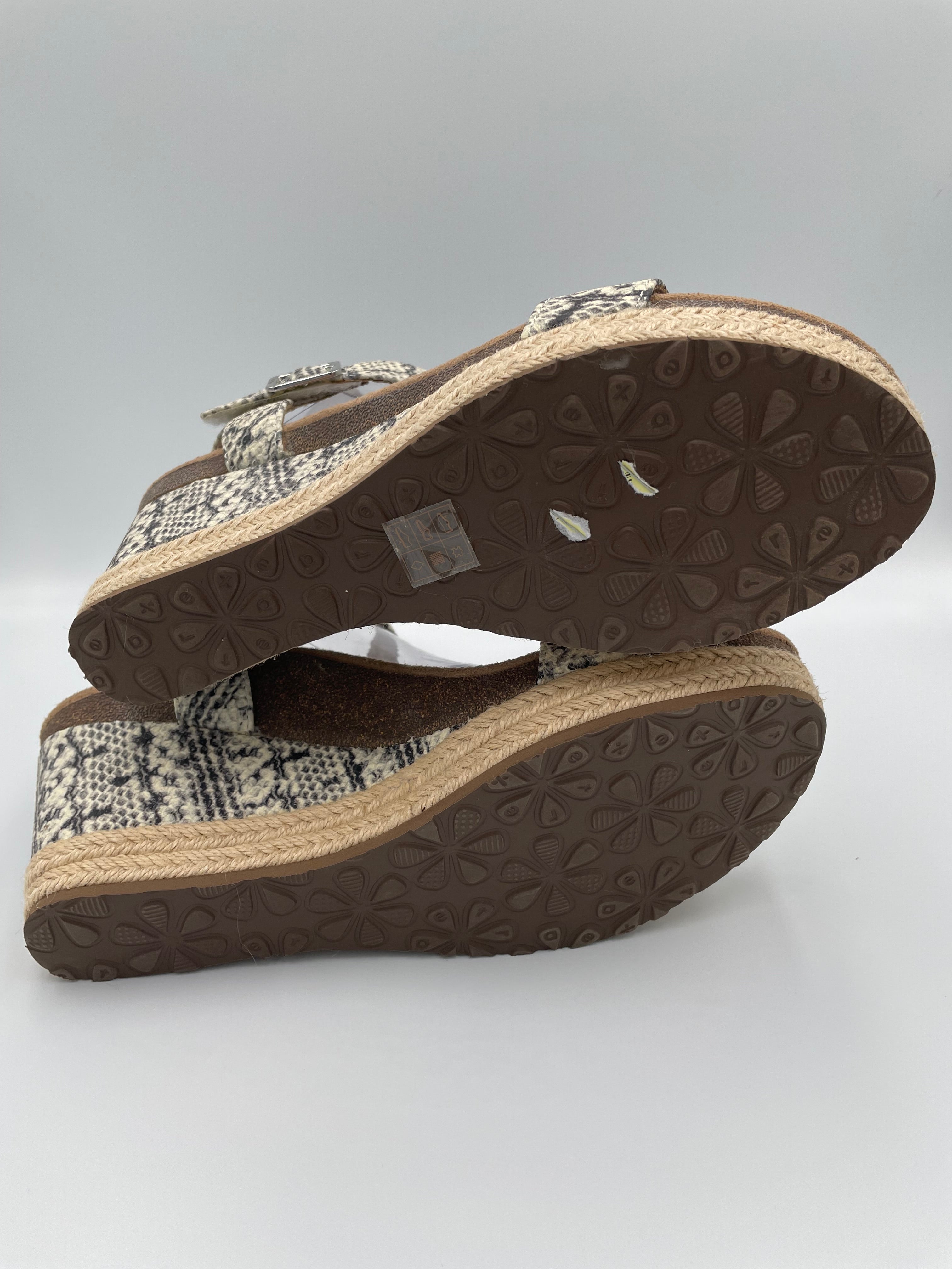 Aetrex Sydney Snake Quarter Strap Women's Wedge (10) - BinxBerry Consignment