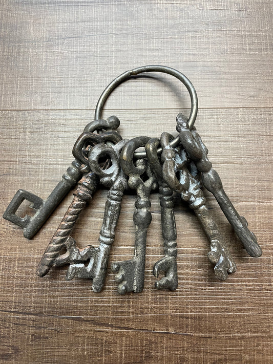 Ring of Vintage Skeleton Keys