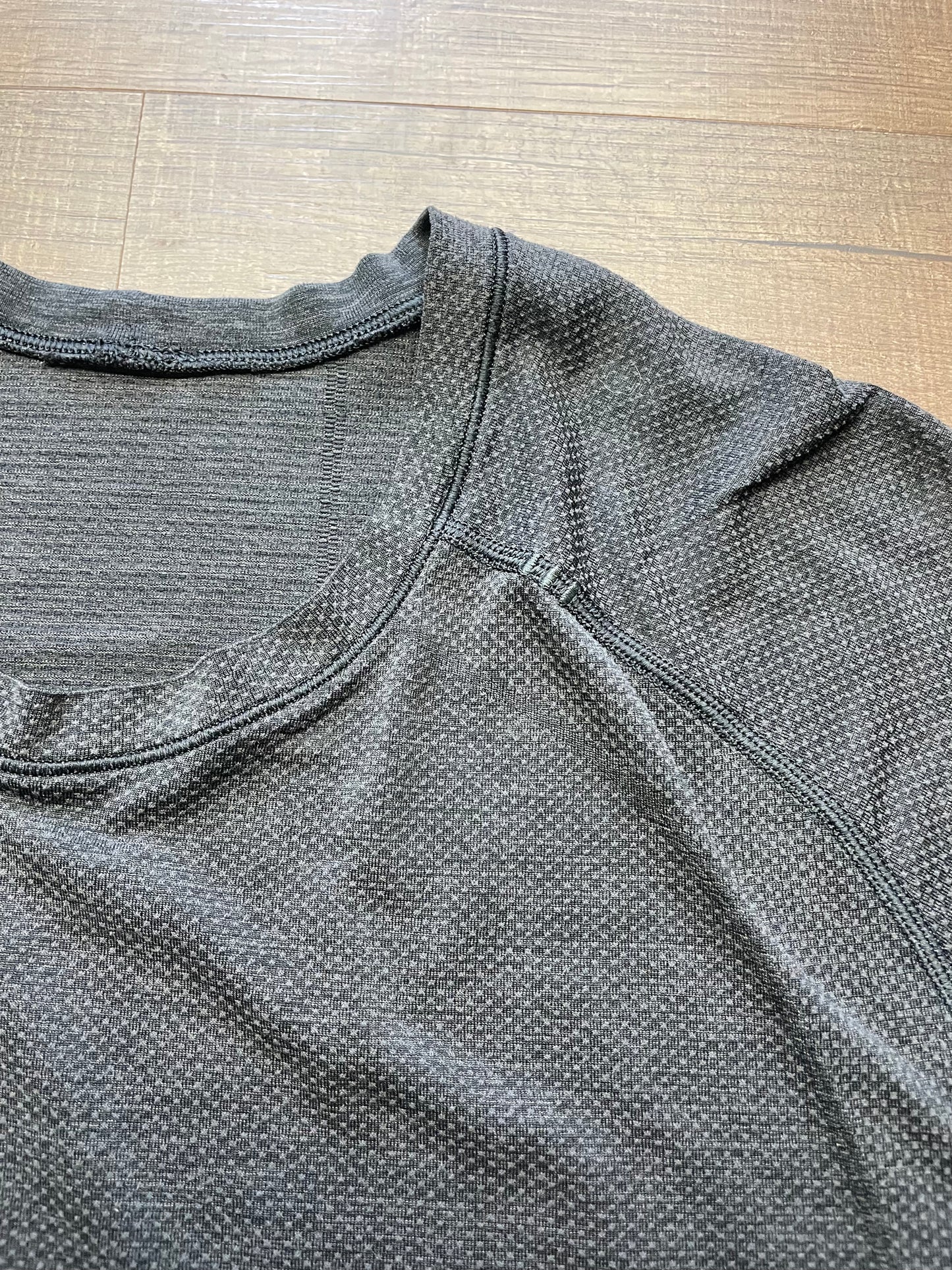 Lululemon Men's Metal Vent Tech Short Sleeved Shirt Gray (M)