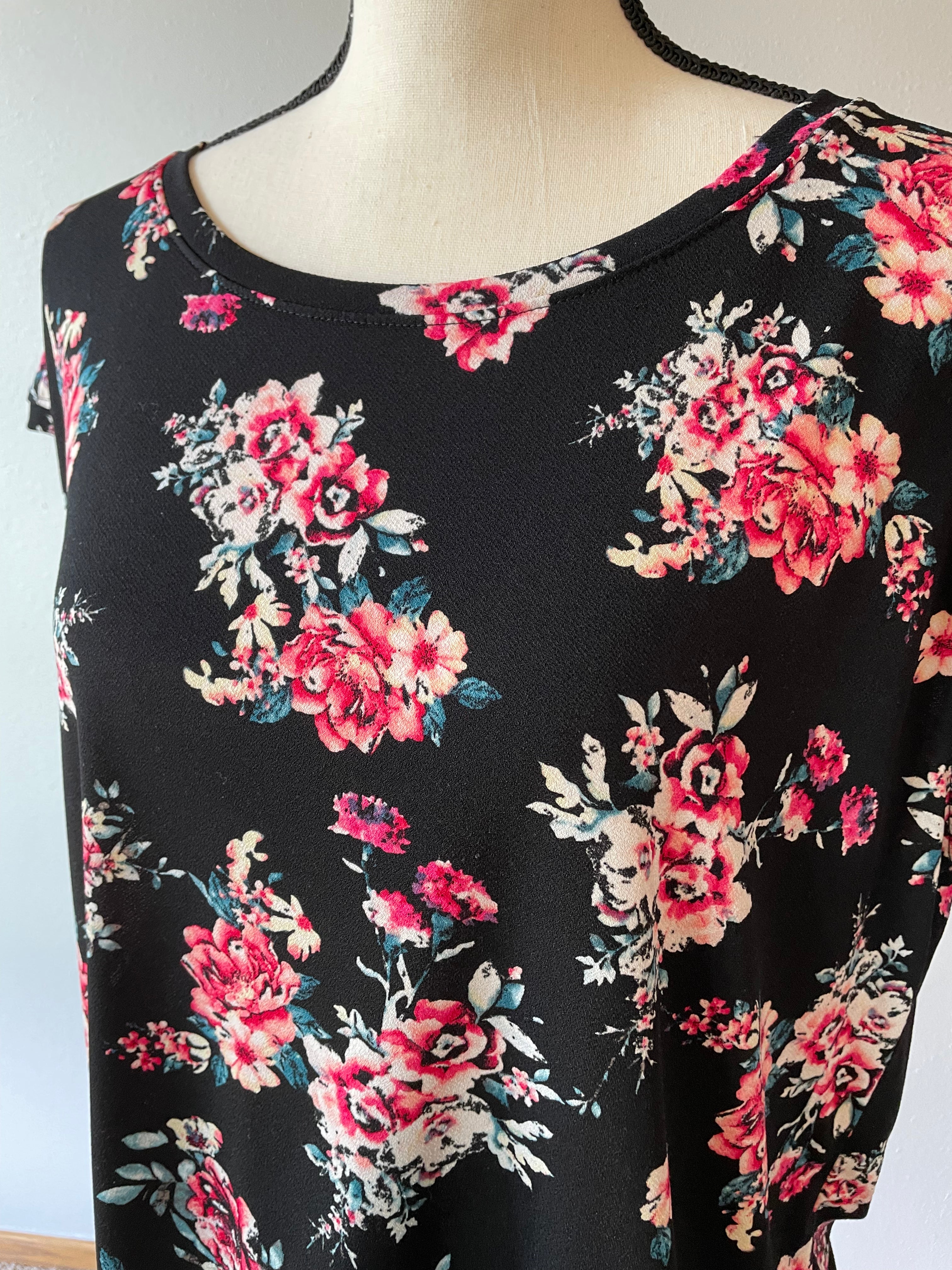 Elle Floral Top (XL) - BinxBerry Consignment