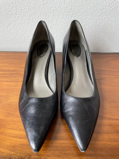 Trotters Black Pointed Heels (7.5M)