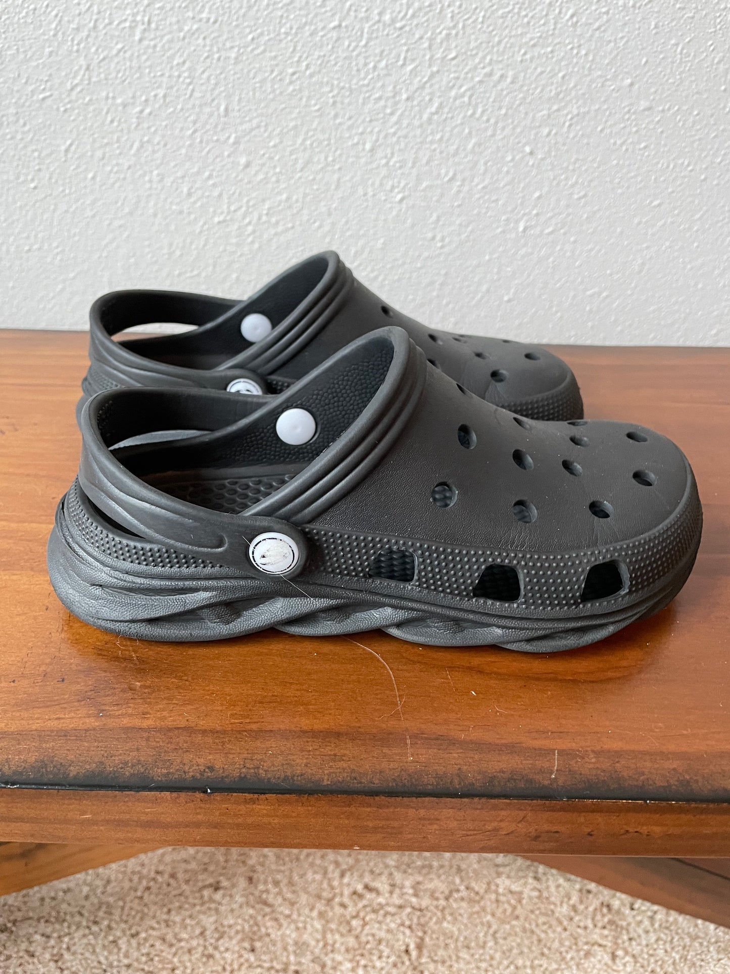 Kid's Strapped Black Clog (1)