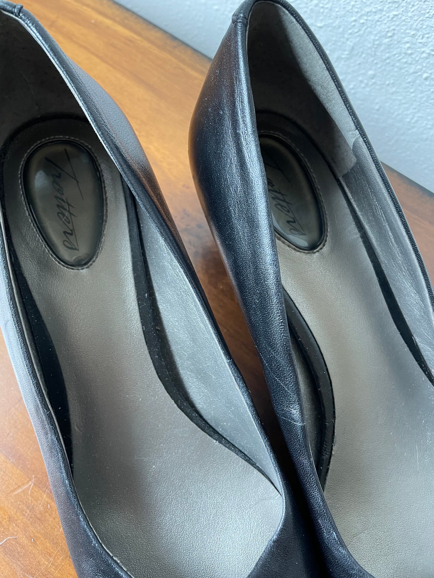 Trotters Black Pointed Heels (7.5M)